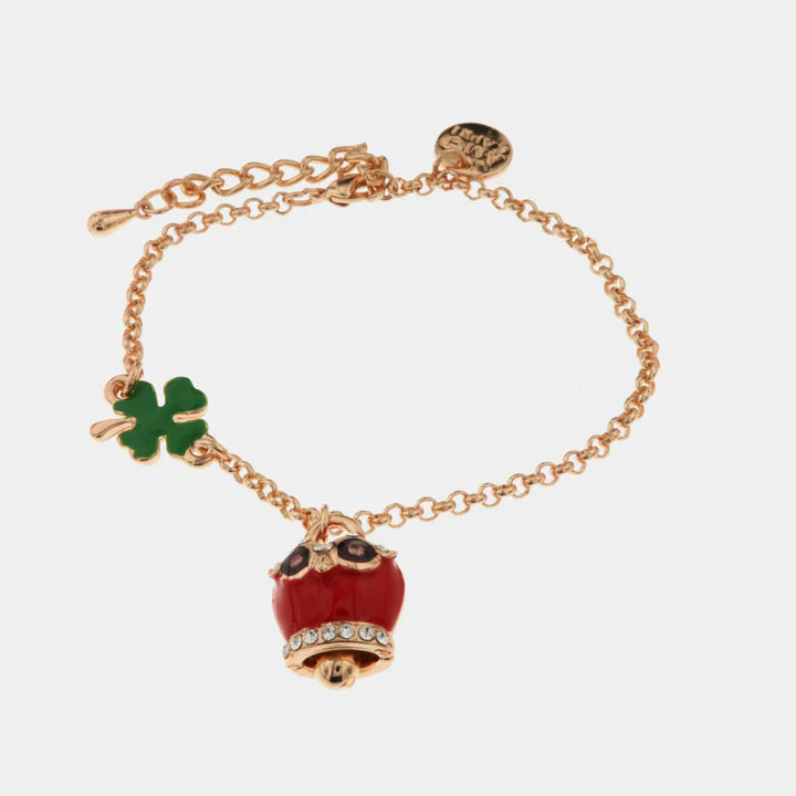 BY SIMON - Bracciale in Metallo con quadrifoglio e campanella portafortuna a gufo con smalto rosso e cristalli bianchi