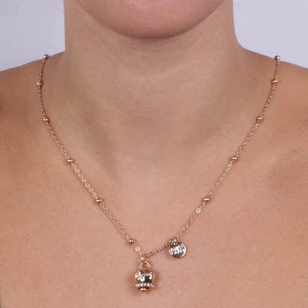 By Simon - Collana in Metallo con campanella portafortuna pendente impreziosita da cristalli bianchi e scirtta Capri a rilievo