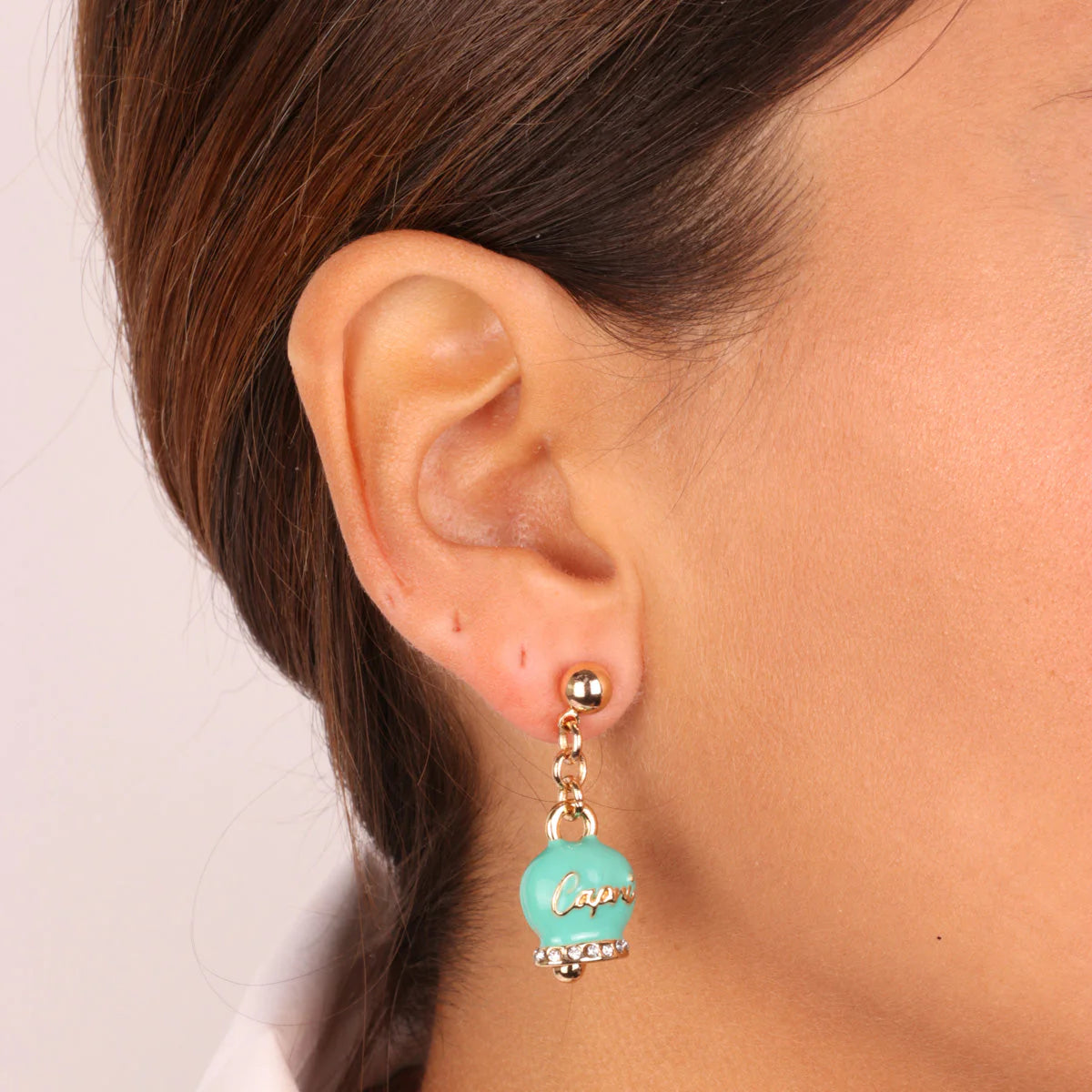 By Simon - Orecchini in Metallo con campanella capri pendente in smalto verde acqua, impreziosita da cristalli