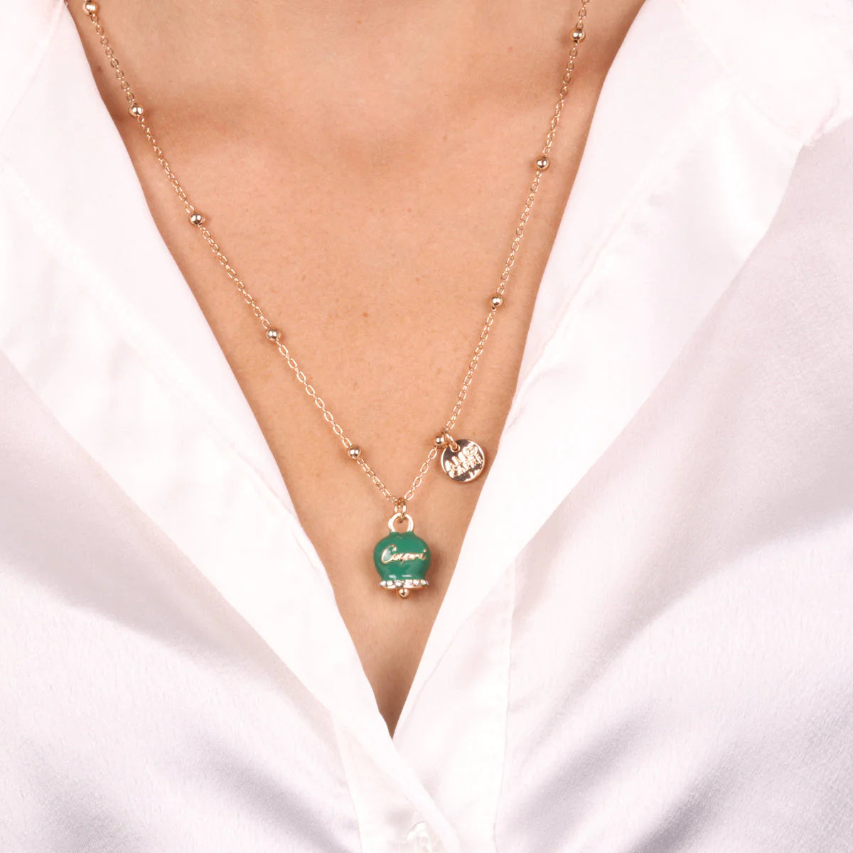 By Simon - Collana in Metallo campanella portafortuna in smalto verde, con scritta Capri a rilievo e cristalli bianchi