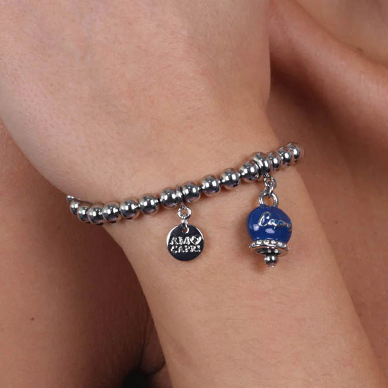 By Simon - Bracciale in Metallo maglia a sfere, con campanella scritta capri pendente impreziosita da cristalli e smalto blu