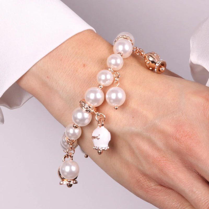 By Simon - Bracciale in Metallo Bracciale in Metallo con perle e campanelle portafortuna in smalto bianco con scritta Capri