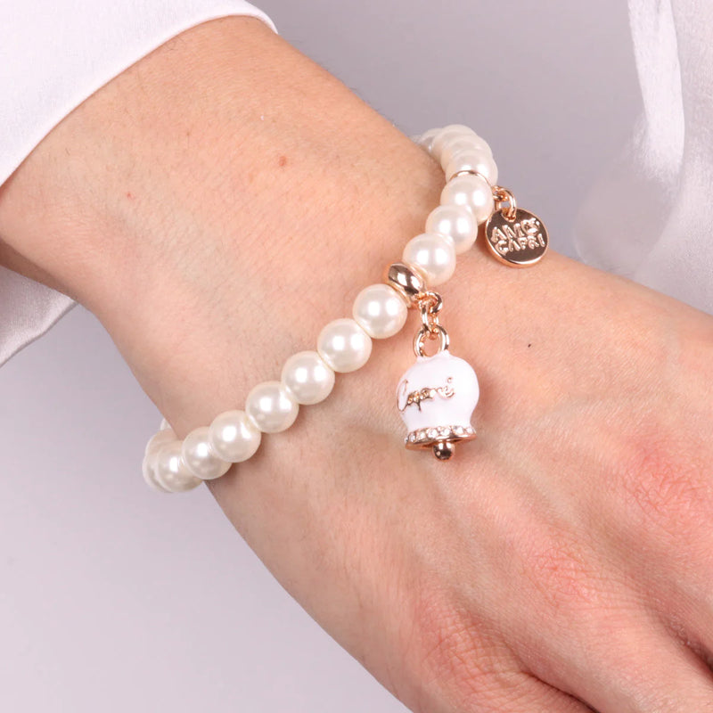 By Simon - Bracciale in Metallo Bracciale in Metallo con perle e campanella portafortuna in smalto bianco con scritta Capri