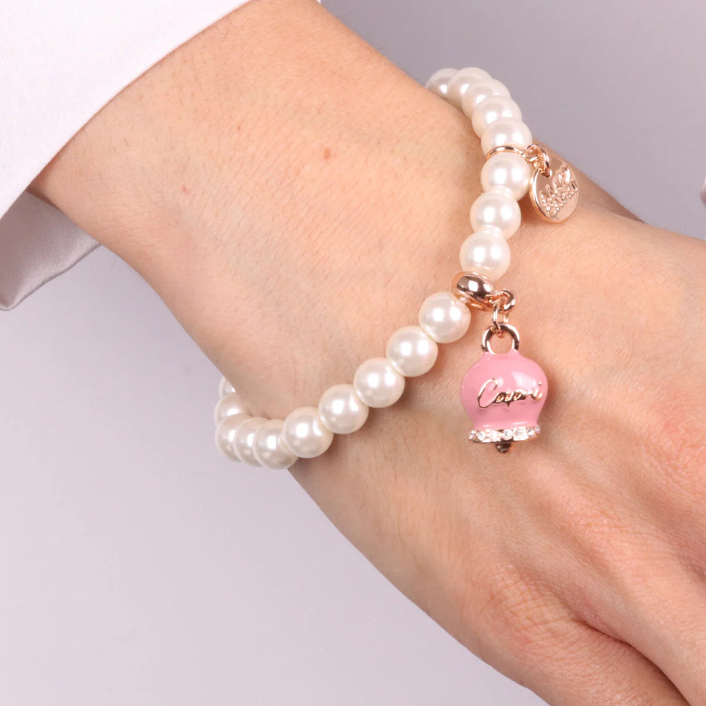 By Simon - Bracciale in Metallo Bracciale in Metallo con perle e campanella portafortuna in smalto rosa con scritta Capri