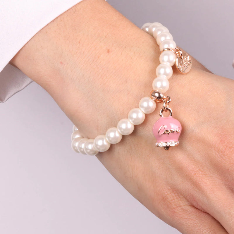 By Simon - Bracciale in Metallo Bracciale in Metallo con perle e campanella portafortuna in smalto rosa con scritta Capri