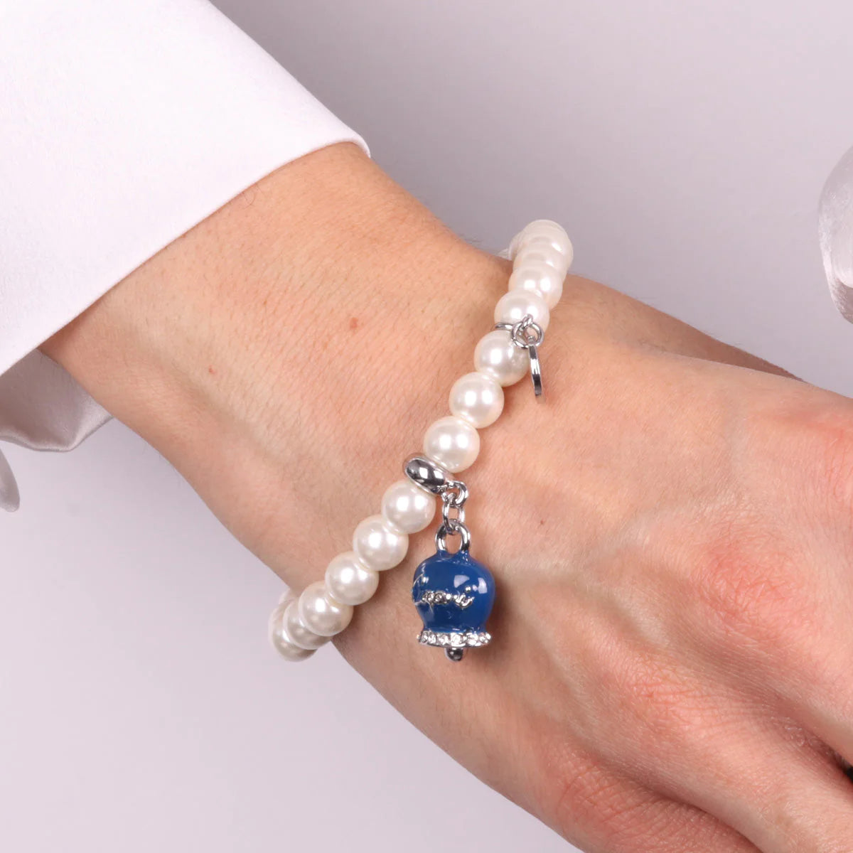 By Simon - Bracciale in Metallo Bracciale in Metallo con perle e campanella portafortuna in smalto blu con scritta Capri